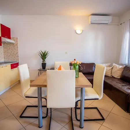 Sea Breeze Apartment *